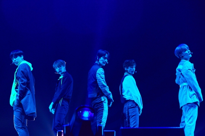 24일 열린 데뷔 쇼케이스에서 CIX가 데뷔 앨범 타이틀곡 ‘무비 스타’ 무대를 선보이고 있다. C9엔터테인먼트 제공