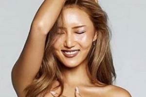 화사, 파격적인 자태로 패션지 커버 장식 [화보]