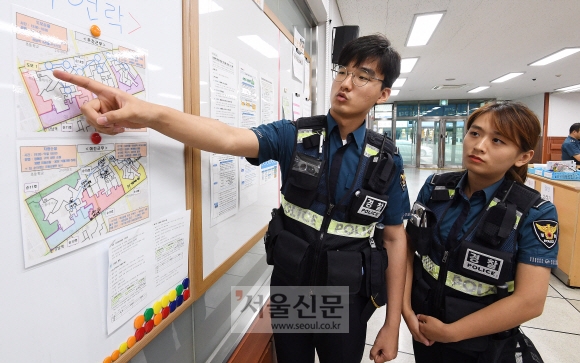 지난 23일 서울 강남경찰서 역삼지구대에서 김남기(왼쪽) 경위와 안혜미 경장이 순찰에 나설 지역을 살펴보고 있다. 오장환 기자 5zzang@seoul.co.kr