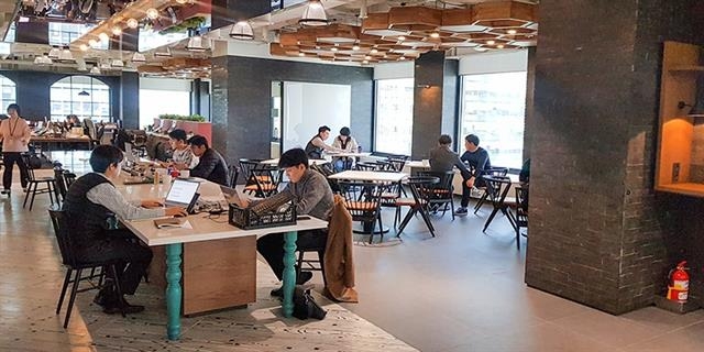 서울 종로구 SK서린사옥은 직원들이 자유롭게 자리잡고 일할 수 있는 ‘공유오피스’를 도입했다. SK이노베이션 제공