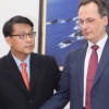 윤상현 외통위원장·러 대사대리 악수