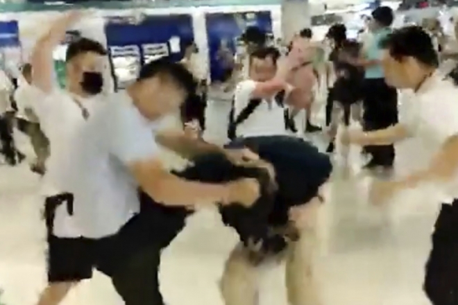 지난 21일 밤 홍콩 위안랑 전철역에서 흰색 상의를 입은 100여명의 남성들이 들이닥쳐 쇠몽둥이와 각목 등으로 송환법 반대 시위 참여자들과 시민들을 무차별적으로 공격했다.  AP 연합뉴스