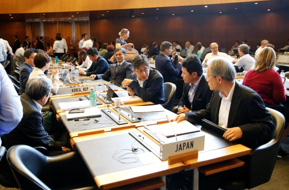 일본 정부의 한국에 대한 수출 규제 조치를 논의하는 세계무역기구(WTO) 일반이사회가 24일(현지시간) 스위스 제네바에서 열린 가운데 WTO 회의장에 한국과 일본 대표단이 나란히 앉아 있다. 제네바 로이터 연합뉴스