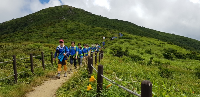지난해 청소년 백두대간 산림생태탐방에 참가한 학생들이 덕유산 권역을 탐방하고 있다. 산림청 제공