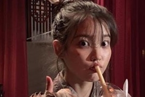 아이유, 송승헌 커피차 인증샷 “선배님 감사합니다!”