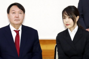 윤석열 부인 김건희 수사 속도내는 검찰…수사팀 보강·압수수색