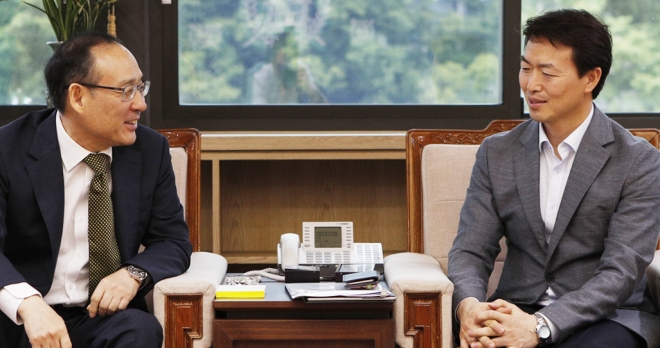 김종천(오른쪽) 과천시장은 지난 24일 오세정 서울대총장을 만나 ‘서울대학교 병원 과천 유치를 건의했다. 과천시 제공