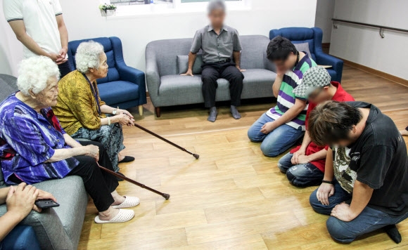 A씨 등 3명은 24일 오후 3시 나눔의집을 방문해 할머니들 앞에서 일제히 무릎 꿇고 고개를 숙였다.                                  연합뉴스