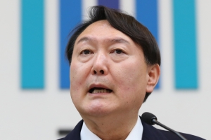 윤석열, ‘별장 접대’ 의혹 보도한 기자 형사고소