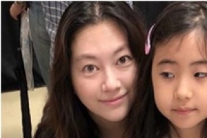 “육아에 전념” 신애, 민낯 근황 포착 ‘독보적 청순 미모’[EN스타]