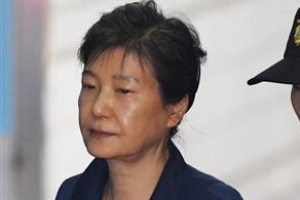 ‘특활비 수수’ 박근혜 항소심서 1년 감형