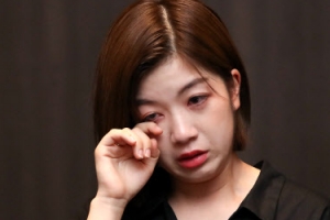 [포토] ‘일본군 성노예 문제’ 인터뷰중 눈물 흘리는 배우 강하나