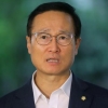 경찰 출석한 홍영표, “한국당, 특권 방패 삼지 말라”