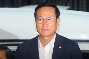 홍영표 경찰 출석…“한국당 의원들, 국회의원 특권 뒤에 숨지 말아야“