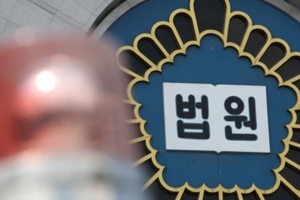 ‘DJ·盧 측근 뒷조사’ 前국정원 간부들 1심 실형…법정 구속