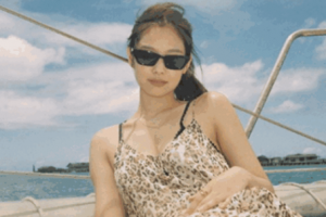 제니 비키니, 요트 위에서 도발적인 포즈 ‘드러난 각선미’