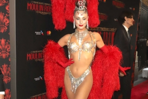 [포토] 쇼걸의 아찔한 레드 카펫 패션
