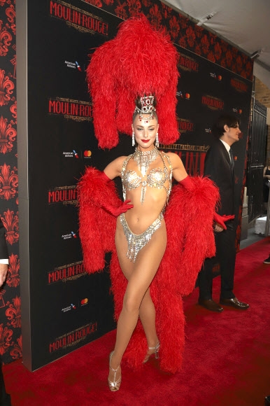 쇼걸 클로딘 반 덴 베르그(Claudine Van Den Bergh)가 25일(현지시간) 미국 뉴욕의 알 허쉬펠트 극장에서 열린 ‘물랭 루즈! 더 뮤지컬!(Moulin Rouge! The Musical)’의 브로드웨이 개막식에 참석해 포즈를 취하고 있다. AP 연합뉴스
