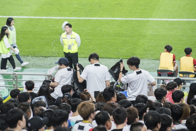 호날두가 출전하지 않자 실망한 팬들이 경기도중 빠져나가고 있다. 류재민 기자 phoem@seoul.co.kr