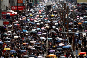 확산하는 홍콩 시위에 트럼프 “중국 소관” 발빼기…이번 주말 분수령