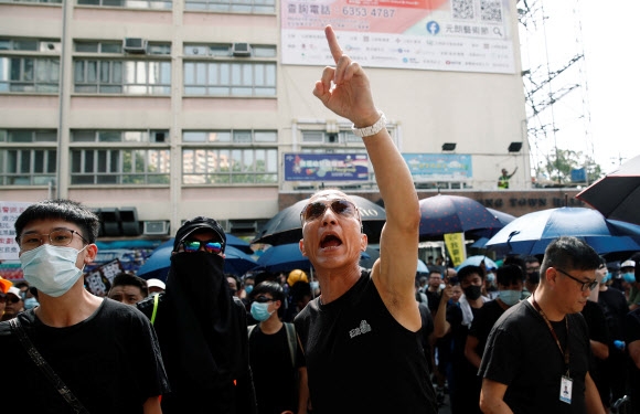 위안랑 경찰서 앞에서 항의하는 홍콩 시민들. 2019.7.27  로이터 연합뉴스