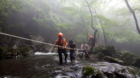 폭우에 고립된 한라산 탐방객 구조하는 119 대원