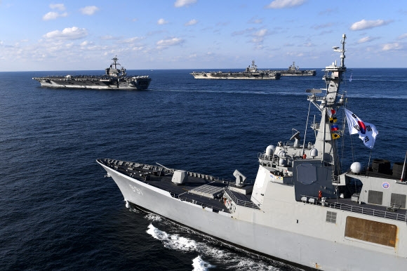 미국의 항공모함 3척이 12일 동해상의 한국작전구역(KTO)에 진입해 우리 해군 함정과 고강도 연합훈련을 하고 있다. 사진 앞쪽 우리 해군의 이지스구축함 세종대왕함(DDG-991)과 맨 왼쪽부터 루즈벨트함(CVN-71), 로널드레이건함(CVN-76), 니미츠함(CVN-68). 2017.11.12 해군 제공