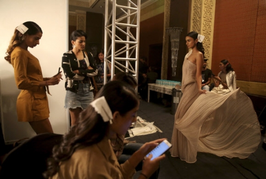 27일(현지시간) 인도 뉴델리에서 열린 ‘2019 FDCI 인디아 쿠튀르 위크(FDCI India Couture Week)’ 백스테이지에서 모델들이 패션쇼 무대에 오를 준비를 하고 있다.<br>AP 연합뉴스