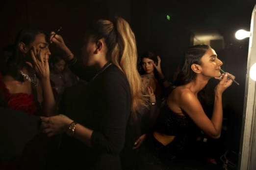 27일(현지시간) 인도 뉴델리에서 열린 ‘2019 FDCI 인디아 쿠튀르 위크(FDCI India Couture Week)’ 백스테이지에서 모델들이 패션쇼 무대에 오를 준비를 하고 있다.<br>AP 연합뉴스