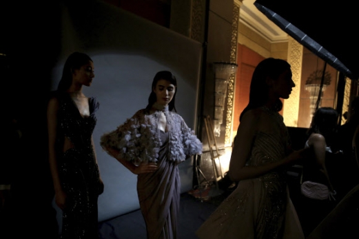 27일(현지시간) 인도 뉴델리에서 열린 ‘2019 FDCI 인디아 쿠튀르 위크(FDCI India Couture Week)’ 백스테이지에서 모델들이 패션쇼 무대에 오를 준비를 하고 있다.<br>AP 연합뉴스