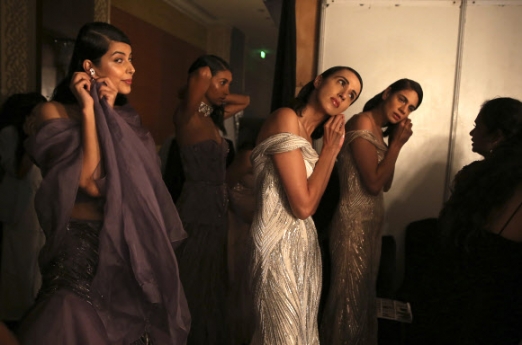 27일(현지시간) 인도 뉴델리에서 열린 ‘2019 FDCI 인디아 쿠튀르 위크(FDCI India Couture Week)’ 백스테이지에서 모델들이 패션쇼 무대에 오를 준비를 하고 있다.<br>AP 연합뉴스