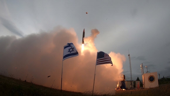 28일(현지시간) 미국 알래스카에서 발사되는 이스라엘의 장거리 요격미사일 애로우3의 실험발사에서 성공했다고 이스라엘 현지 언론들이 보도했다. 이스라엘 국방부 제공/AFP