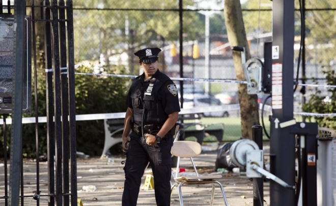 총격 사건 현장을 둘러보는 미국 뉴욕의 한 경찰