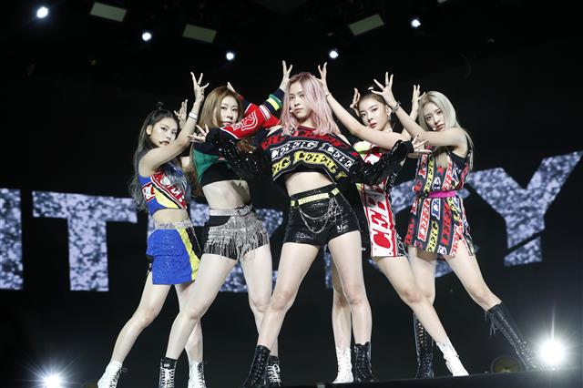 있지(ITZY) 예지(왼쪽부터), 채령, 류진, 리아, 유나가 29일 오후 서울 용산구 한남동 블루스퀘어에서 열린 첫 번째 미니앨범 ‘있지 아이씨(IT‘z ICY)’ 발매 기념 쇼케이스에 참석해 멋진 무대를 선보이고 있다. 2019.7.29<br>뉴스1