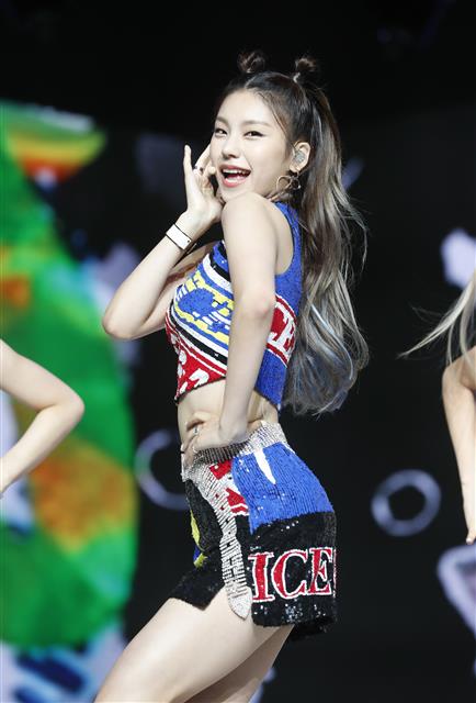 있지(ITZY) 예지가 29일 오후 서울 용산구 한남동 블루스퀘어에서 열린 첫 번째 미니앨범 ‘있지 아이씨(IT‘z ICY)’ 발매 기념 쇼케이스에 참석해 멋진 무대를 선보이고 있다. 2019.7.29<br>뉴스1