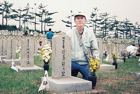 1988년 6월 6일 동작동 국립묘지에서 한동원의 묘를 참배하는 이경종(큰아들 이규원 촬영).