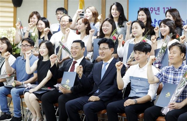 박성수(앞줄 오른쪽 세 번째) 서울 송파구청장이 지난 24일 구청에서 열린 참살이실습터 수료식에서 수료생들과 함께 기념촬영을 하고 있다. 송파구 제공 박성수(앞줄 오른쪽 세 번째) 서울 송파구청장이 지난 24일 구청에서 열린 참살이실습터 수료식에서 수료생들과 함께 기념촬영을 하고 있다. 송파구 제공