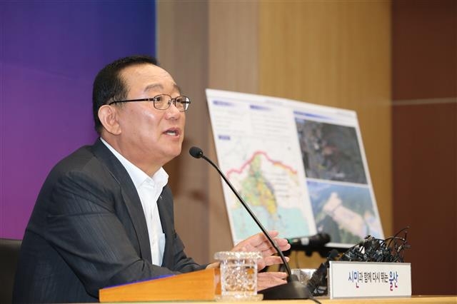 송철호 울산시장이 29일 울산시청 프레스센터에서 기자간담회를 열어 현대모비스 전기차 부품 전용공장 울산 유치에 대해 설명하고 있다. 울산시 제공