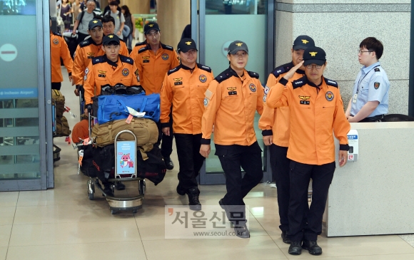 소방청 국제구조대 2진 대원들이  헝가리 부다페스트 다뉴브강에서 발생한 유람선 허블레아니호(號) 실종자 수색을 마치고 30일 인천국제공항을 통해 귀국하고 있다.  2019.7.30 정연호 기자 tpgod@seoul.co.kr