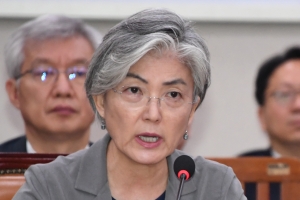 강경화 “해외공관 불미스러운 일 정말 죄송하다”