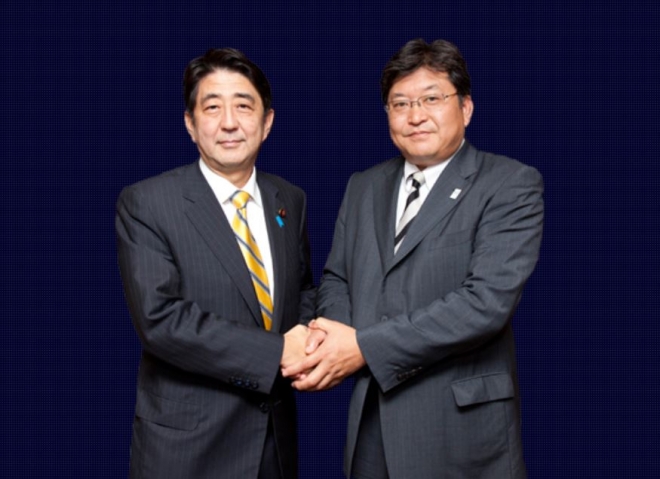 아베 신조(왼쪽) 일본 총리와 손잡고 있는 하기우다 고이치 자민당 간사장대행. <하기우다 고이치 홈페이지>