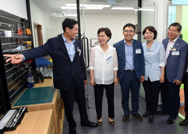 윤화섭(왼쪽에서 첫번째)안산시장과 이화순(〃두번째) 경기행정2부지사가 30일 개소한 ‘스테이션-지’ 내부 시설을 둘러보고 있다. 