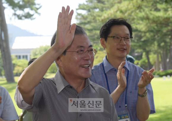 30일 경상남도 저도를 찾은 문재인 대통령이 인사하고 있다. 2019. 07.30.  도준석 기자 pado@seoul.co.kr