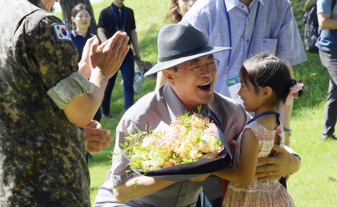 30일 경상남도 저도를 찾은 문재인대통령이  최연소 참가자인 방하은 (거제 다둥이가족 6세)어린이에게 꽃다발을 받고 있다. 2019.7.30  도준석 기자 pado@seoul.co.kr