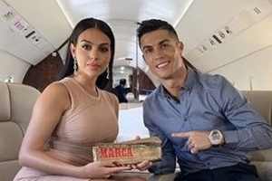 ‘노쇼 논란’ 호날두 여친, 레전드 상 자랑 “행복한 미소”