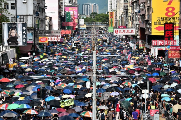 홍콩 시민들, 경찰 금지 통고에도 ‘백색테러’ 규탄 행진