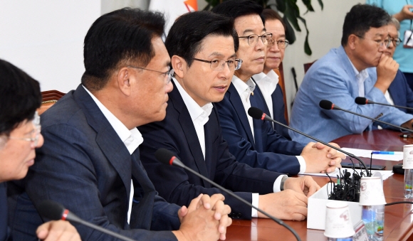 자유한국당 황교안(왼쪽 세 번째) 대표가 30일 국회에서 열린 일본수출규제대책특위를 주재하고 있다. 김명국 선임기자 daunso@seoul.co.kr