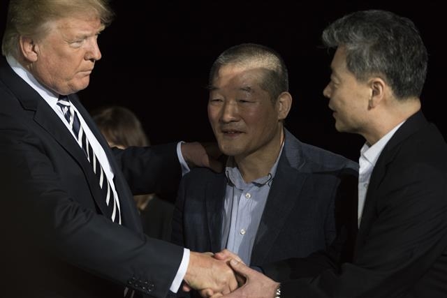 도널드 트럼프(왼쪽) 미국 대통령이 지난해 5월 메릴랜드주 앤드루스 합동기지에서 북한에 억류됐다 풀려난 한국계 미국인 김동철(가운데) 목사 등을 마중하고 있다. 미 공군 제공