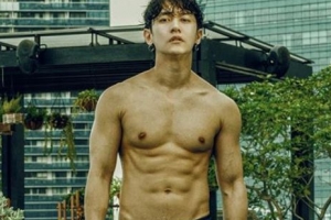 “식스팩이란 이런 것”...강균성, 탄탄한 몸매 공개한 근황