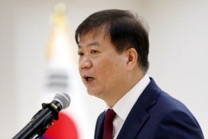 배성범 신임 서울중앙지검장 첫 출근…“반칙적 범죄 눈감지 말아야”